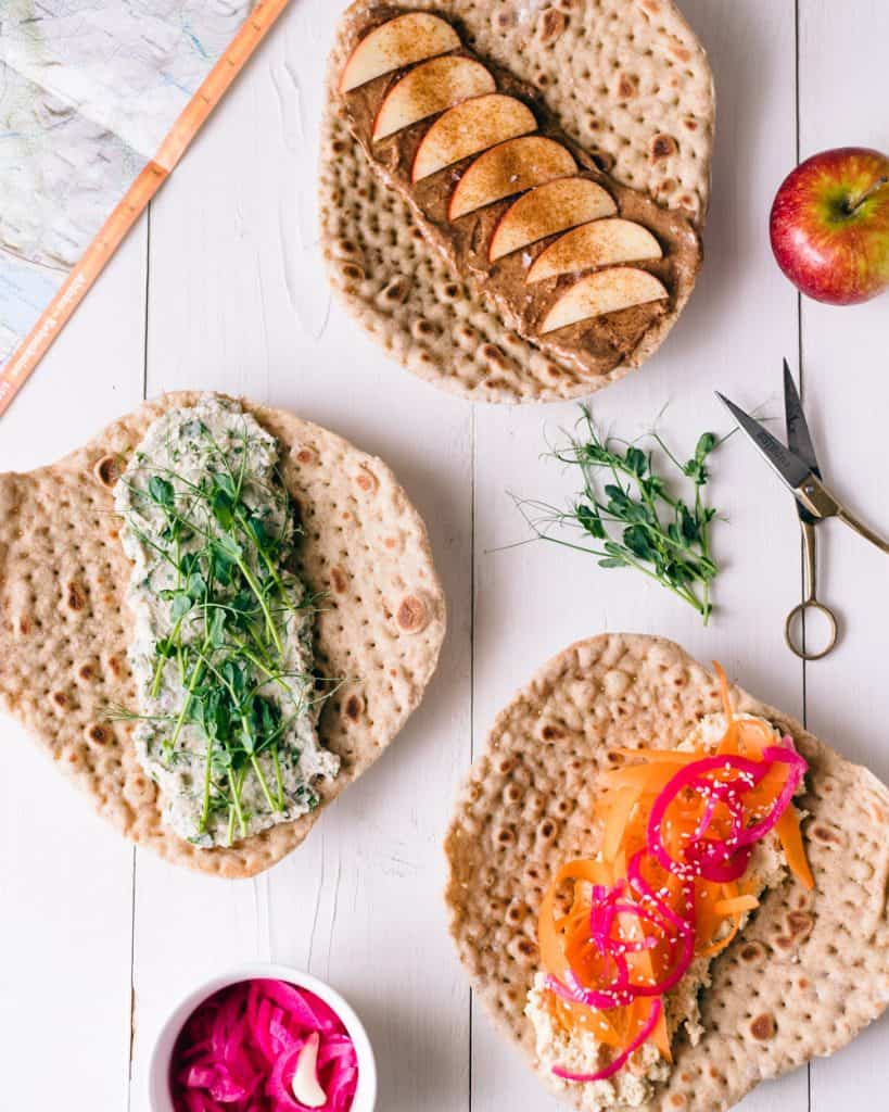 3 veganska tunnbröds wraps på ett vit bord.