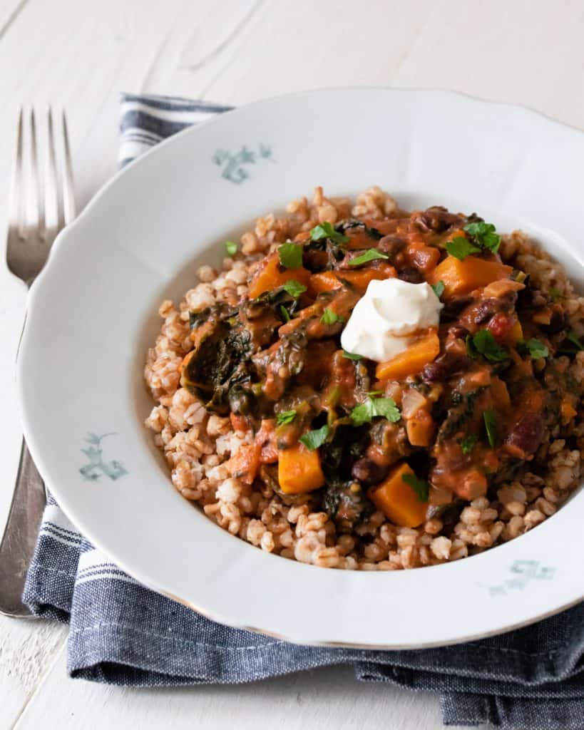 Matvete och en tomatsås med grönsaker