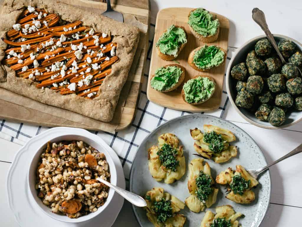 ett påskbuffé med olika sorter rätter